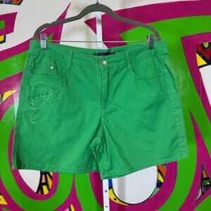 Gloria Vanderbilt Green Shorts. Embroidered Detail. Size 14. Excellent condition